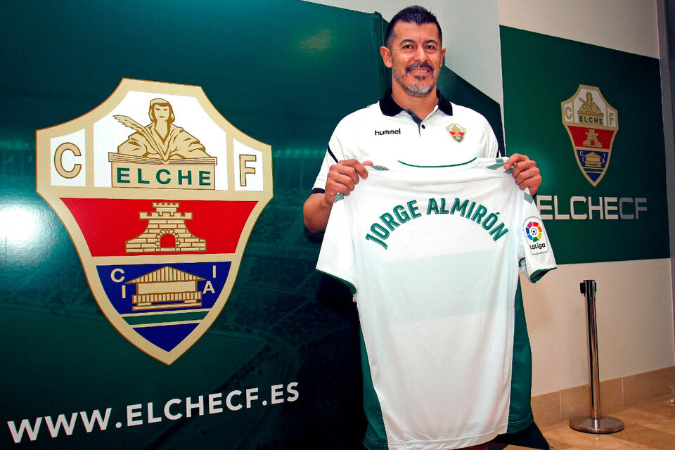 Almirón llegó de la mano de Bragarnik, su representante y propietario mayoritario del club. (Fuente: EFE)