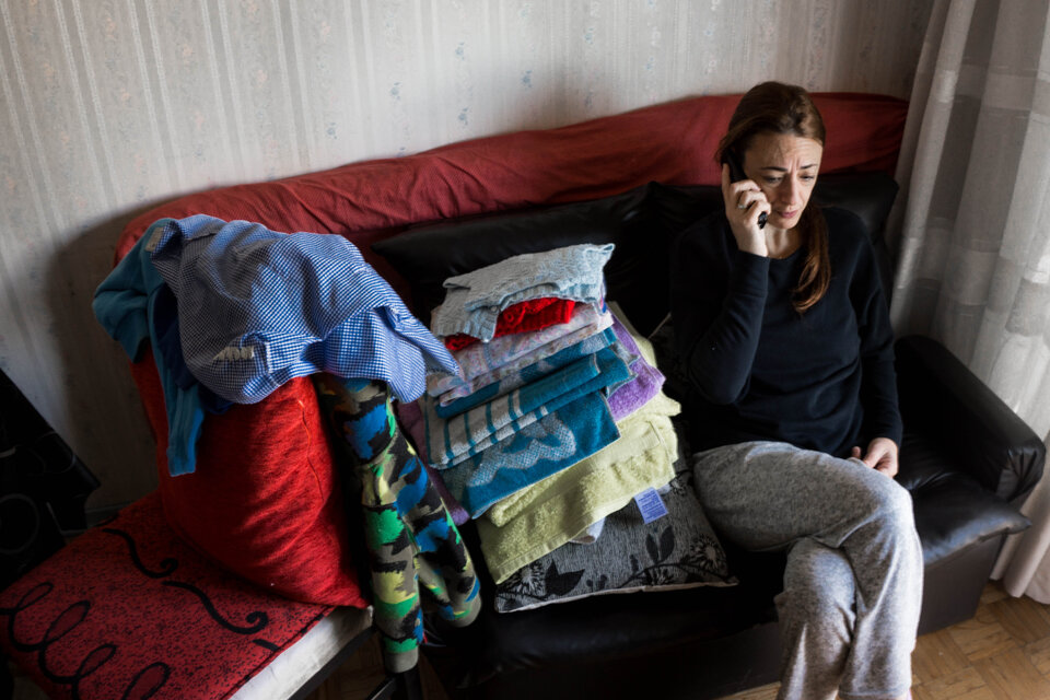 Mariana habla con su madre por teléfono a pocas semanas de separarse. 