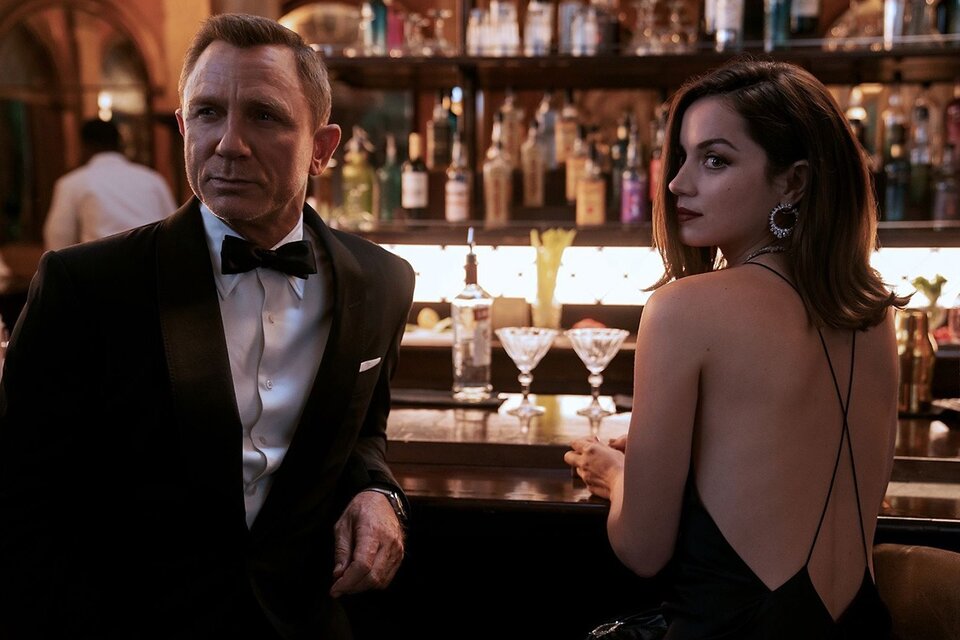 Craig, como James Bond, junto a Ana de Armas. 