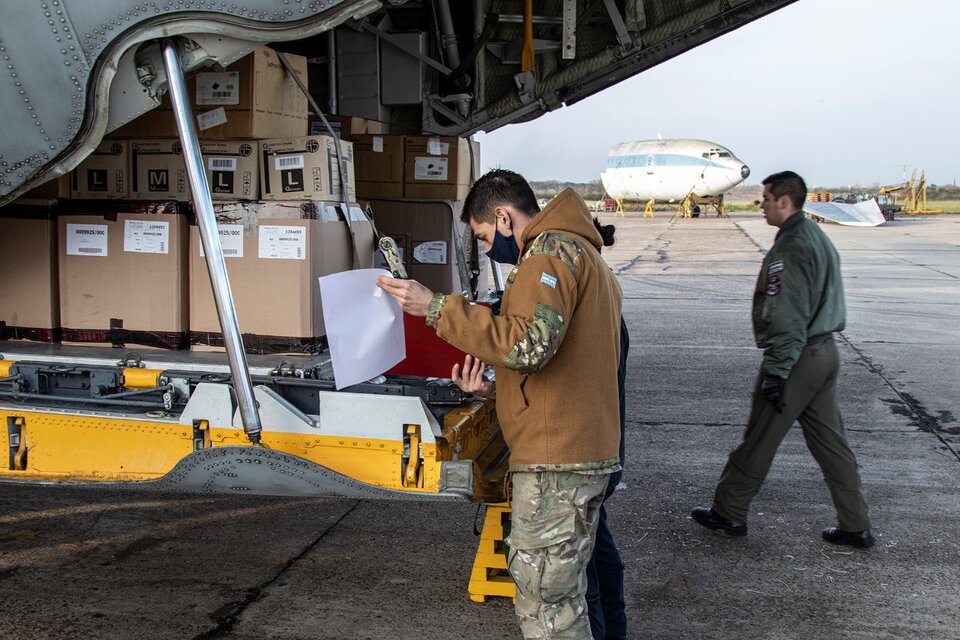 El personal y los insumos viajaron en dos Hércules C-130 de la Fuerza Aérea.