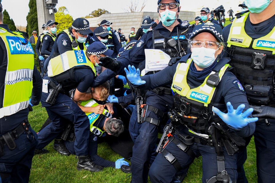 En Melbourne, donde atraviesan el segundo confinamiento tras un resurgimiento del virus, 15 personas fueron detenidas. (Fuente: AFP)