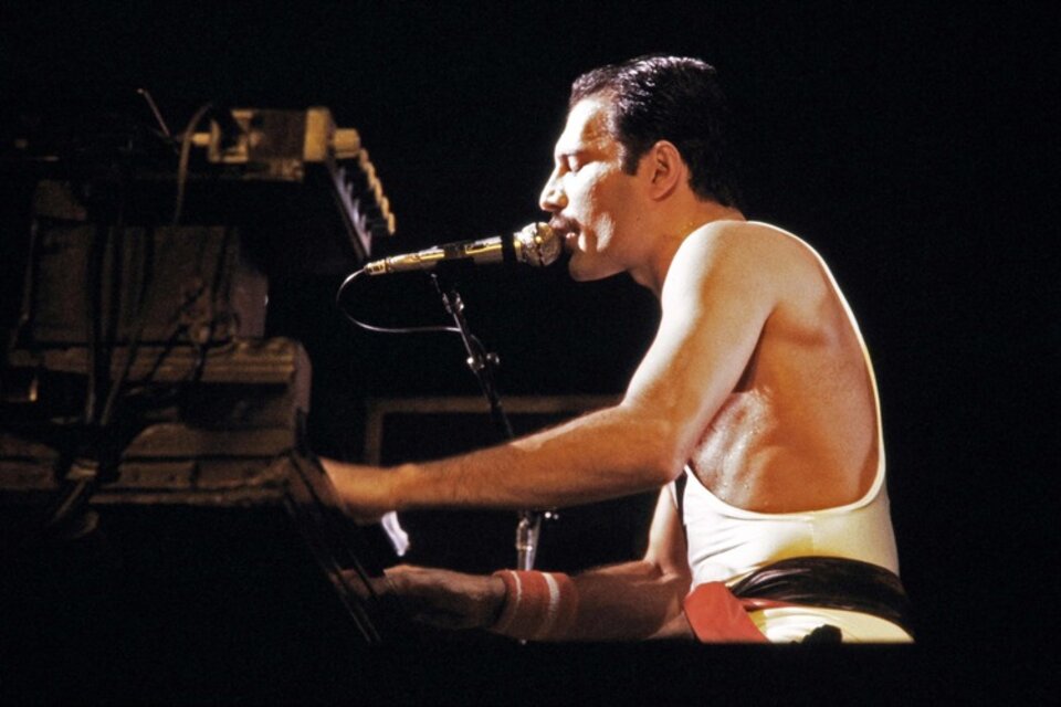 Mercury, durante un show en Paris, en 1984.  (Fuente: NA)