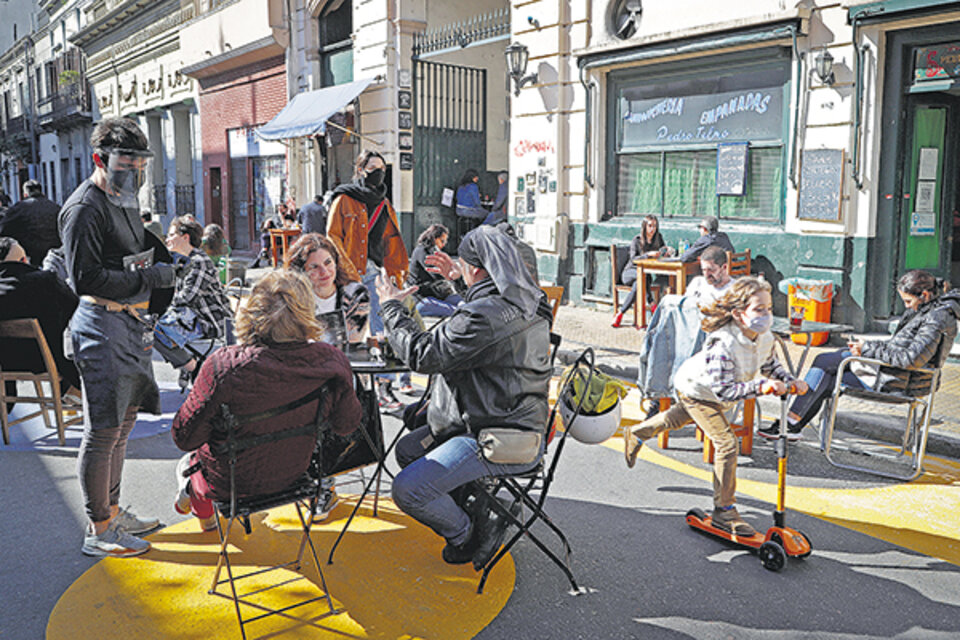 Un día precioso para salir a tomar algo... si no fuera por el virus. (Fuente: AFP)