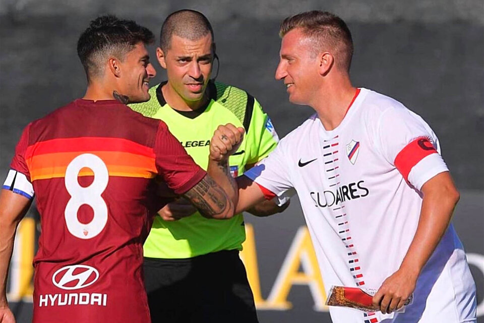 Perotti y López se saludan. Ambos capitanearon a sus equipos. (Fuente: Twitter Maxi López)
