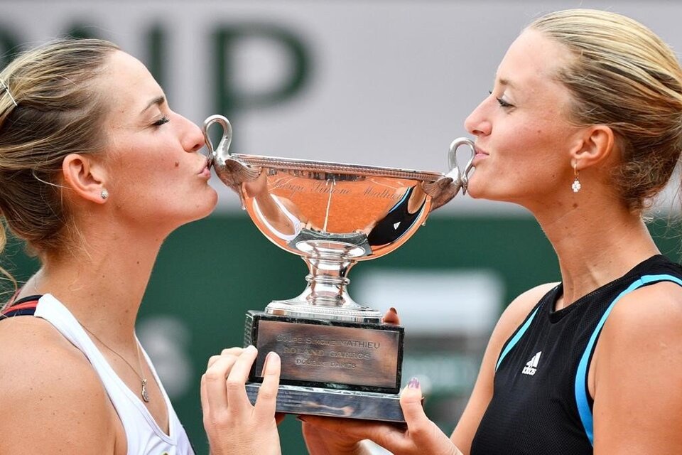 Kristina Mladenovic y su compañera Timea Babos son campeonas de Roland Garros. (Fuente: AFP)