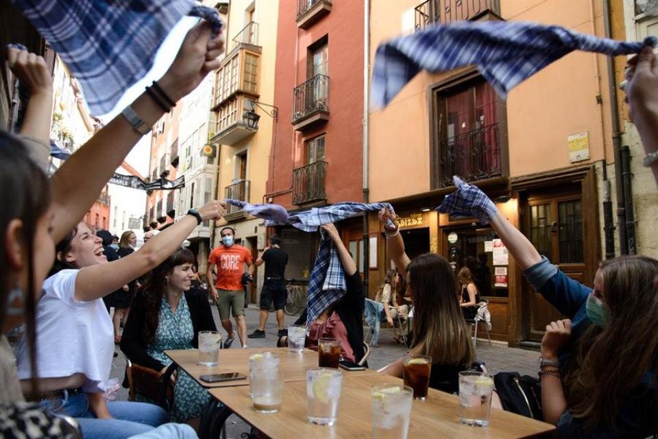 Los especialistas advierten que la apertura de bares y restaurantes en España podría tener fuertes repercusiones en la evolución de la pandemia. (Fuente: EFE)