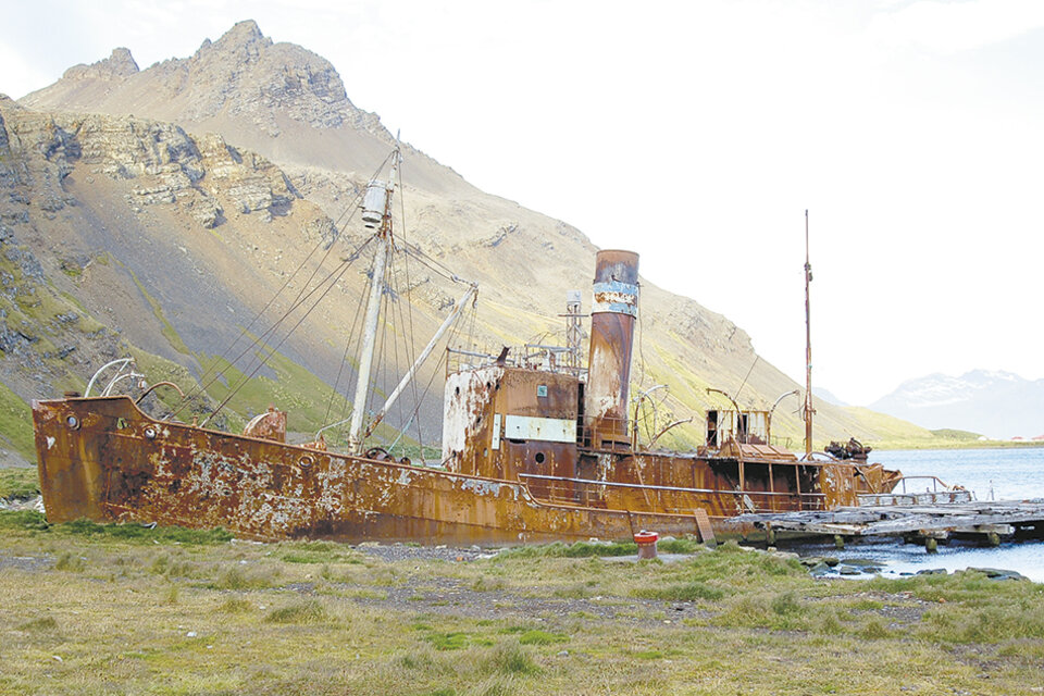 Un barco de la CAP encallado en las Georgias, con la bandera argentina en su chimenea.