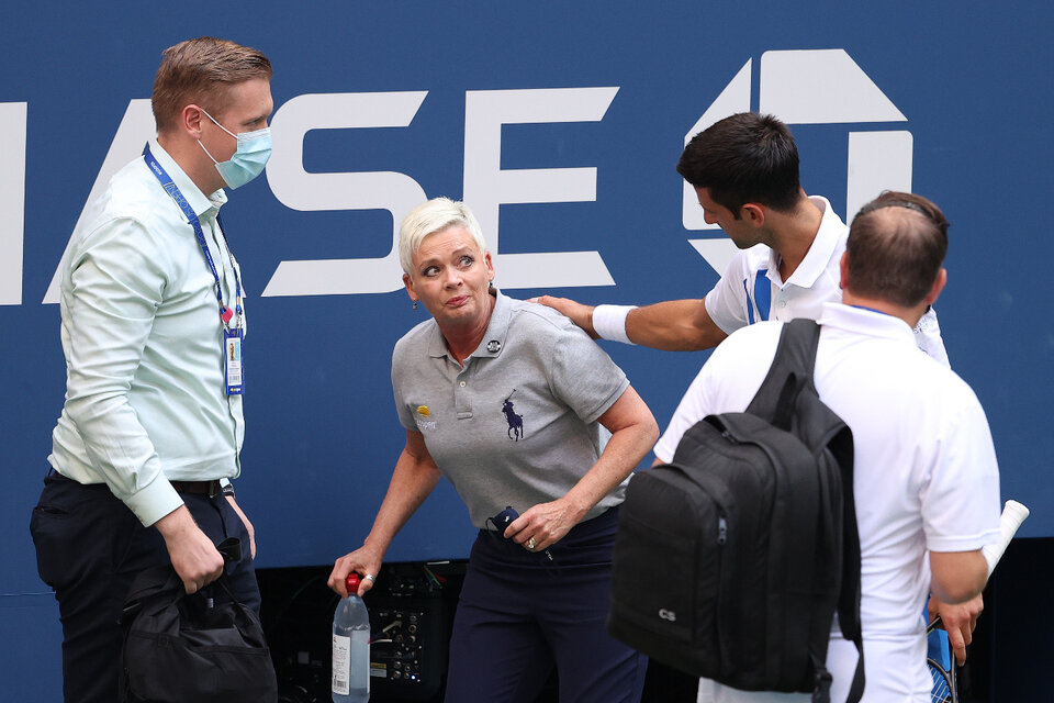 Djokovic ya se dio cuenta de su error, mientras atienden a la jueza de línea Laura Clark. (Fuente: AFP)