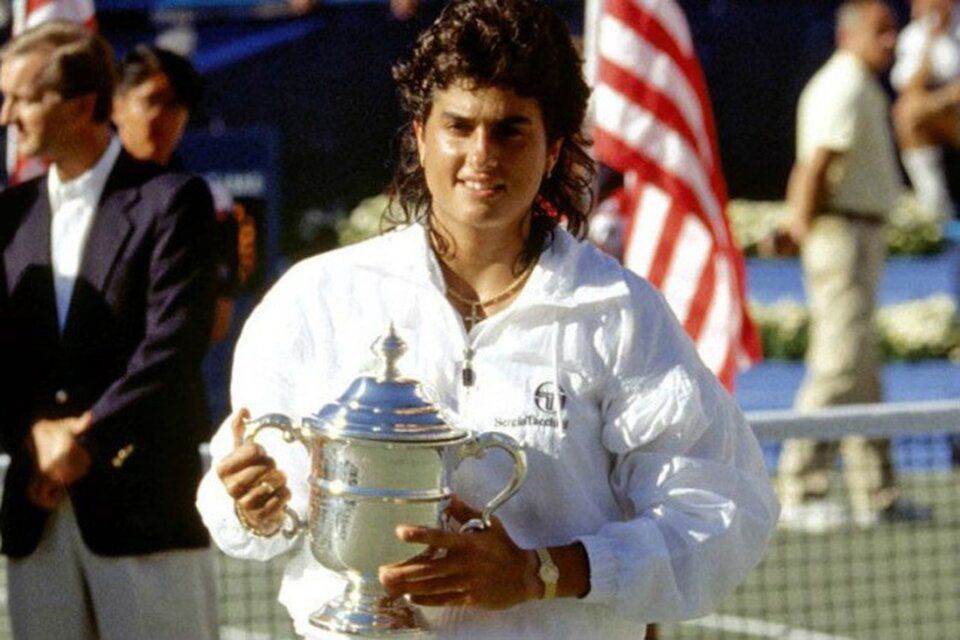 Gabriela Sabatini con el trofeo más importante de su carrera.  (Fuente: Télam)