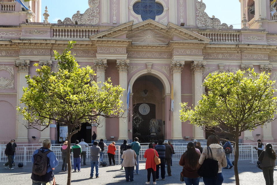 Salteños rezan la novena frente a la Catedral