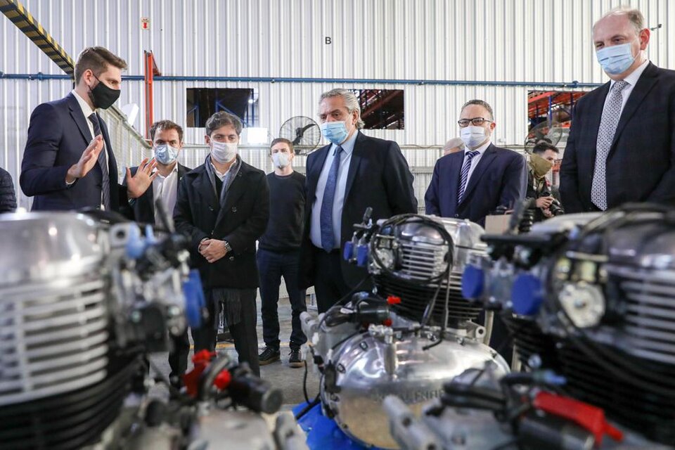 Alberto Fernández participó del lanzamiento de la línea argentina de producción de motocicletas de la empresa internacional Royal Enfield en la planta de rodados del Grupo SIMPA.  (Fuente: NA)