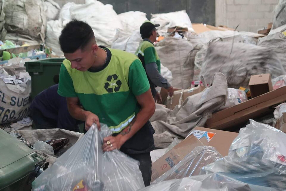 Una tendencia asoma en el Gran Buenos Aires: la de cooperativas de recicladores que acuerdan recorridos con los vecinos para hacer una recolección diferenciada. 