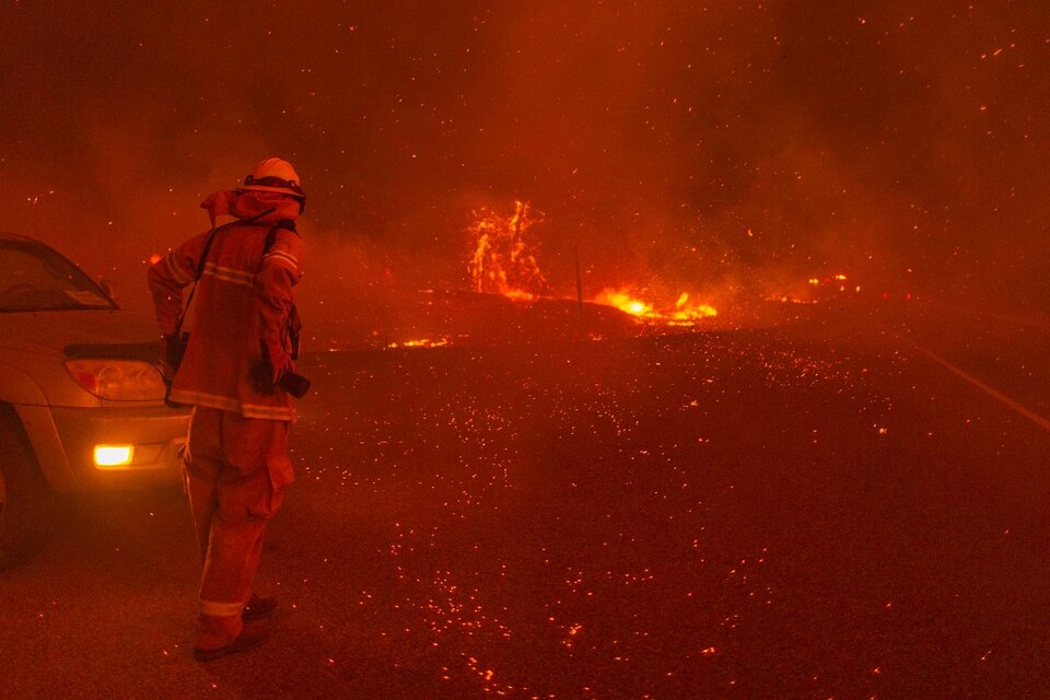 Sierra Nevada, el fuego calcinó dos docenas de casas en el pequeño pueblo de Big Creek y obligó a evacuar a los 2500 habitantes de Auberry. (Fuente: AFP)