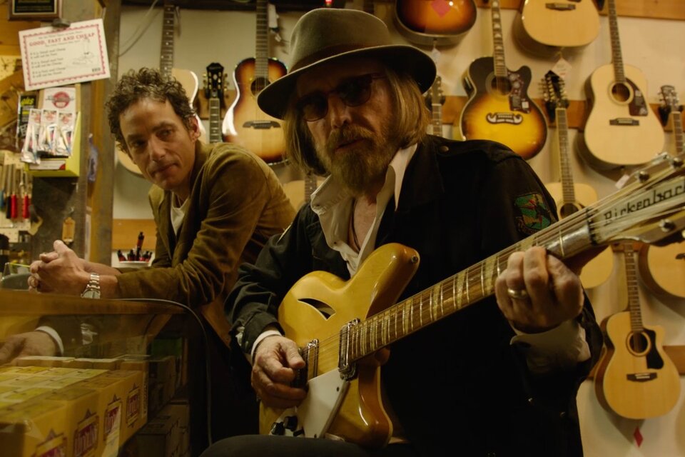 Jakob Dylan y Tom Petty con la legendaria Rickenbacker de doce cuerdas, cuya versión original había sido fabricada para Roger McGuinn.
