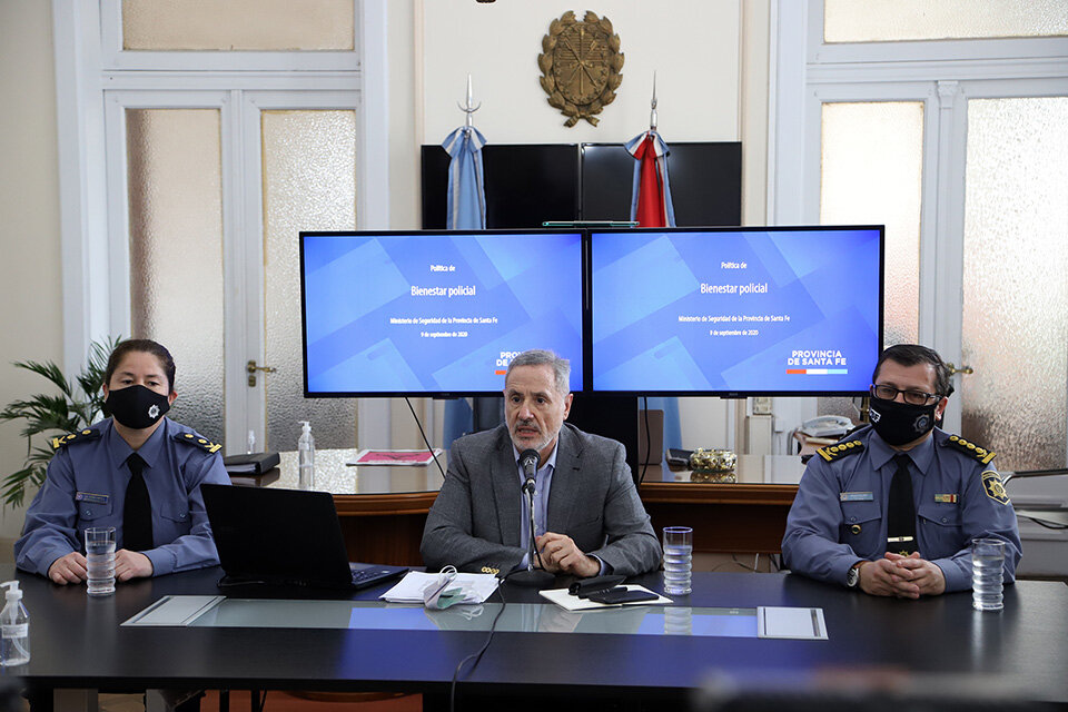 Sain junto a Muñoz (jefa policial de la UN I),  y  Zancocchia, subjefe  provincial.