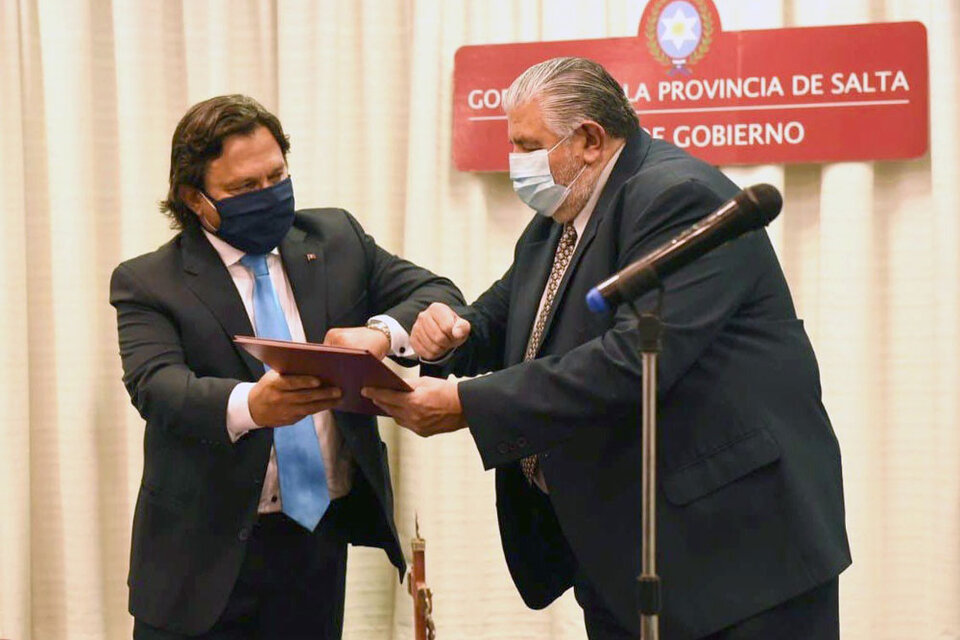 El gobernador y Esteban, en la asunción (Fuente: Gobierno de Salta)