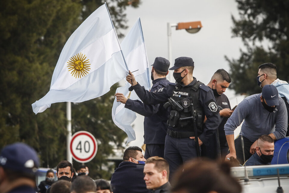 Alberto Fernández y los policías bonaerenses: Presión armada, respuesta racional (Fuente: Leandro Teysseire)