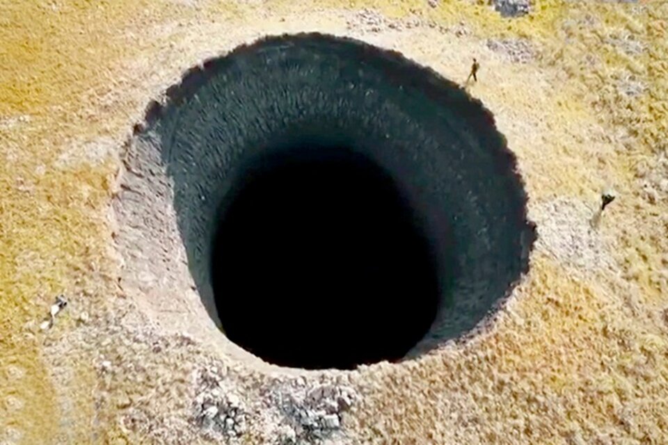 El gigantesco cráter de 50 metros de profundidad que apareció en Siberia