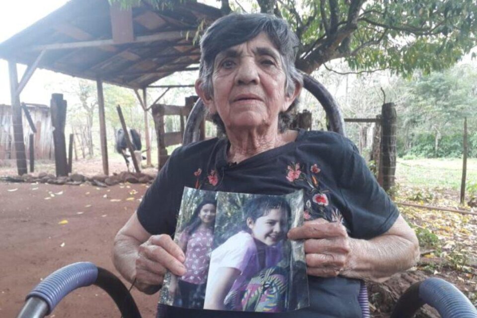 Mariana de Jesús Ayala López, abuela de las nenas, con sus fotografías. 