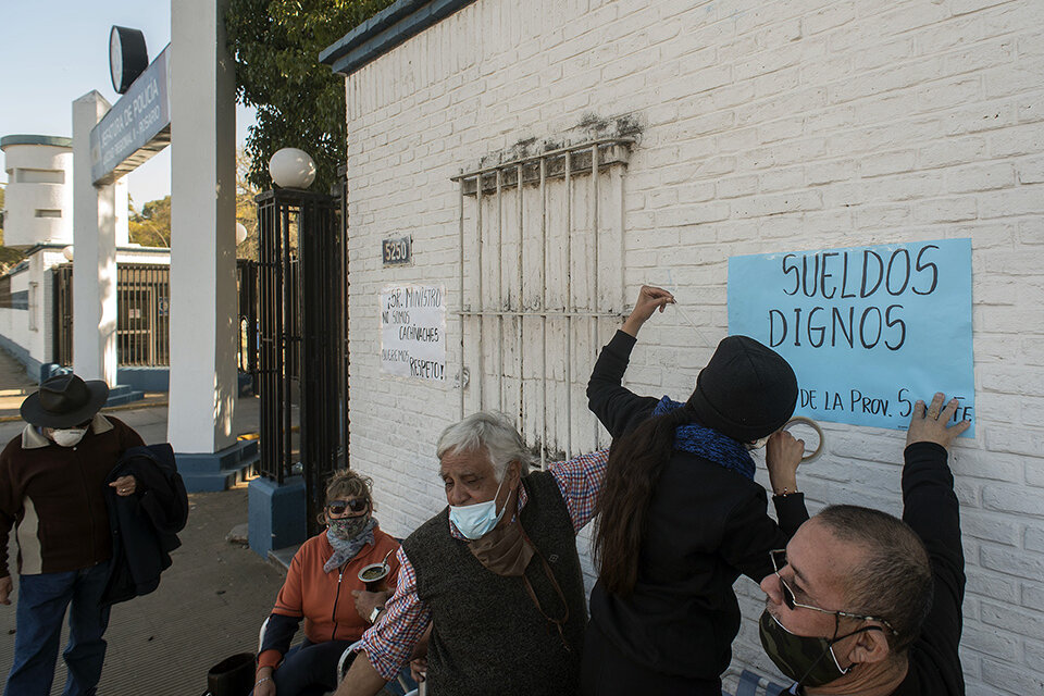 Protesta en las puertas de la Jefatura de Policía de Rosario. (Fuente: Andres Macera)
