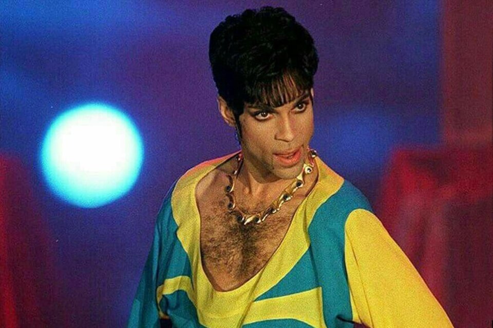 Prince fue al set, vio a Julie "Marge Simpson" Kavner destruyendo una canción y se bajó del proyecto.
