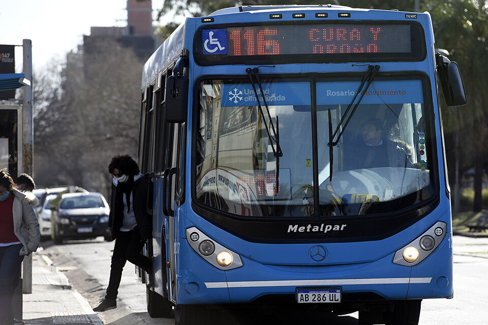 Colectivos llevando y trayendo gente, una postal poco habitual en este 2020. (Fuente: Andres Macera)