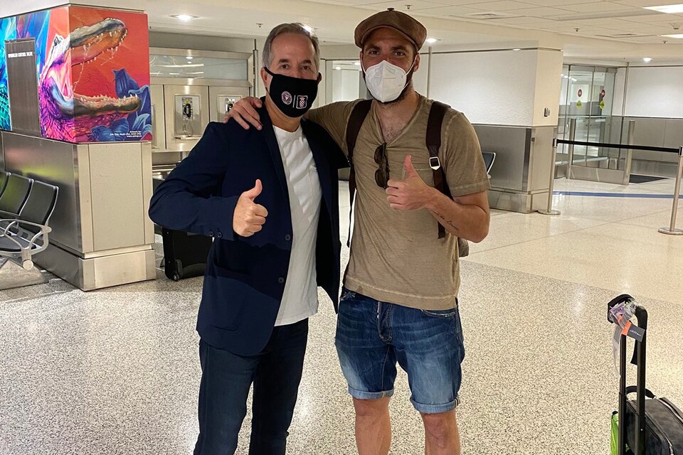 De barbijos y boinas. Jorge Mas junto a Higuaín en Miami. (Fuente: Twitter Jorge Mas)