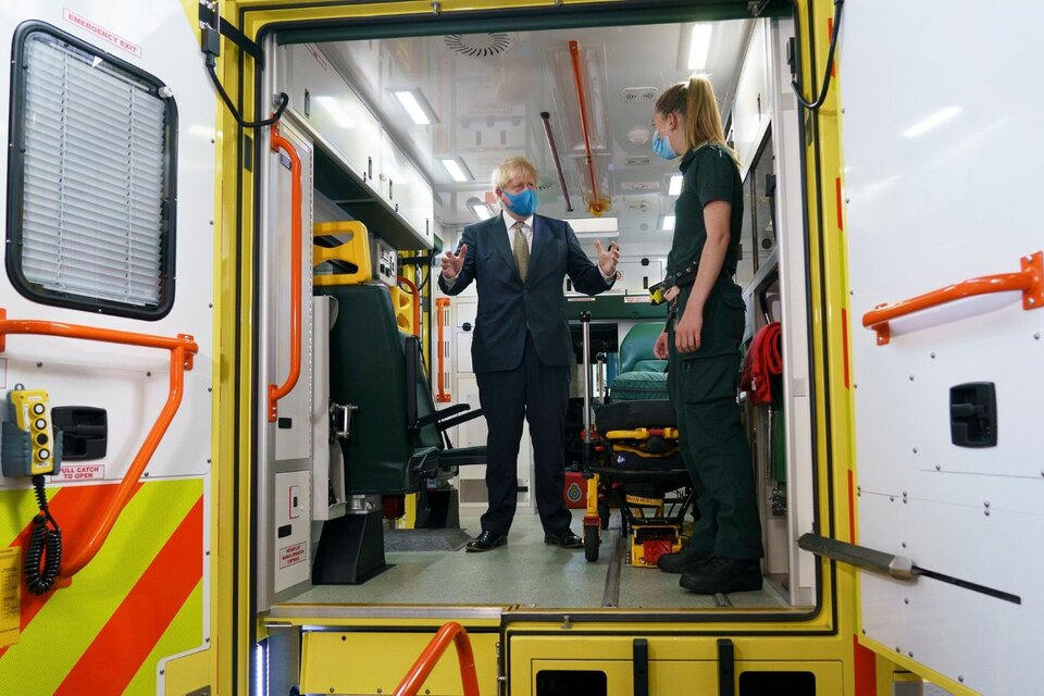 Boris Johnson habla con una trabajadora sanitaria dentro de una ambulancia en Londres (Fuente: AFP)