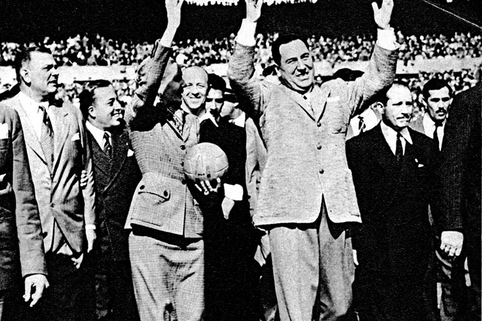Perón y Evita saludan desde el campo de juego del estadio de Racing.