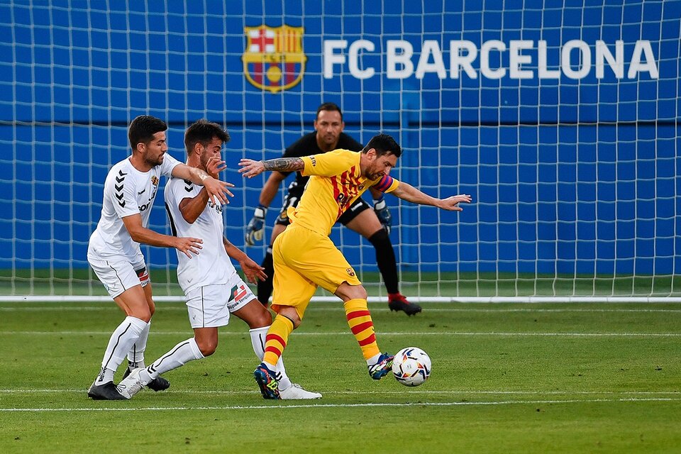 Messi intenta disparar al arco. (Fuente: AFP)