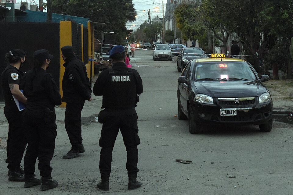 El taxi que conducía la víctima en barrio  El Churrasco. (Fuente: Sebastián Granata)