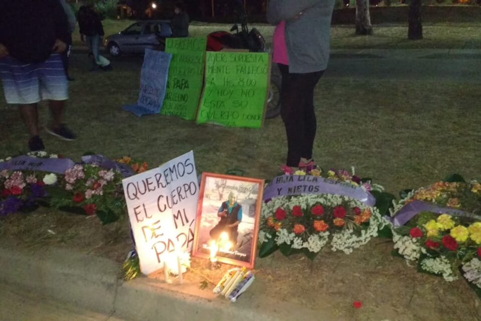 Anoche los hijos de Vargas seguían esperando respuestas frente al Hospital de Campaña