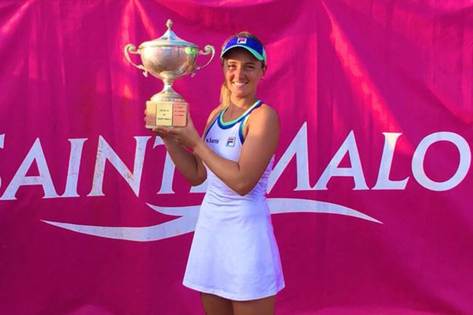 Nadia Podoroska, con el trofeo en Saint Malo. (Fuente: Twitter Nadia Podoroska)