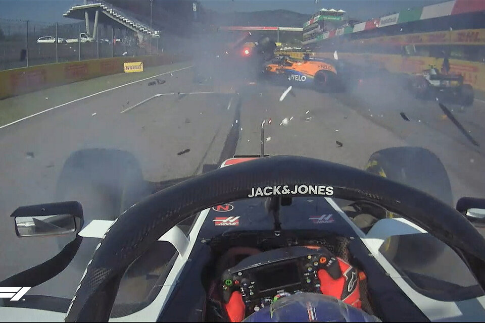 La imagen del accidente desde el auto de Romain Grosjean, uno de los pocos que se salvó de la advertencia. (Fuente: Prensa F1)