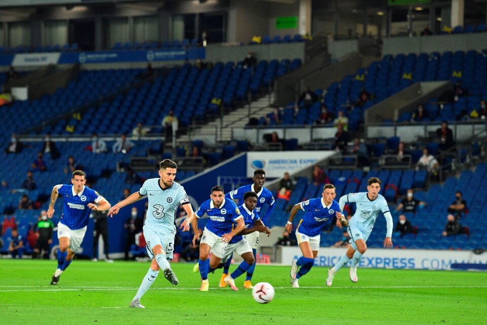 Jorginho marca el primero de penal. (Fuente: EFE)