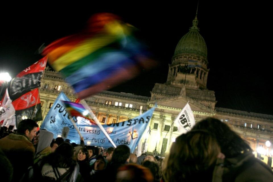 El cupo alcanza a travestis, transexuales y transgénero, "hayan o no efectuado la rectificación registral del sexo y el cambio de nombre de pila e imagen".