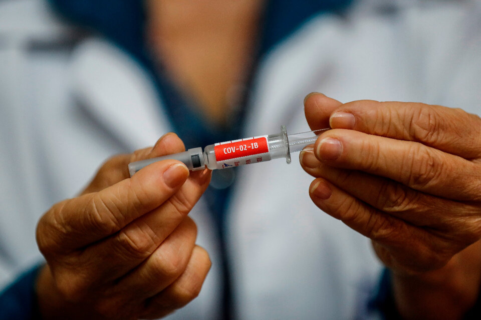 Cinco de las nueve vacunas que han alcanzado la tercera fase de pruebas clínicas a nivel mundial son desarrolladas por China. (Fuente: EFE)