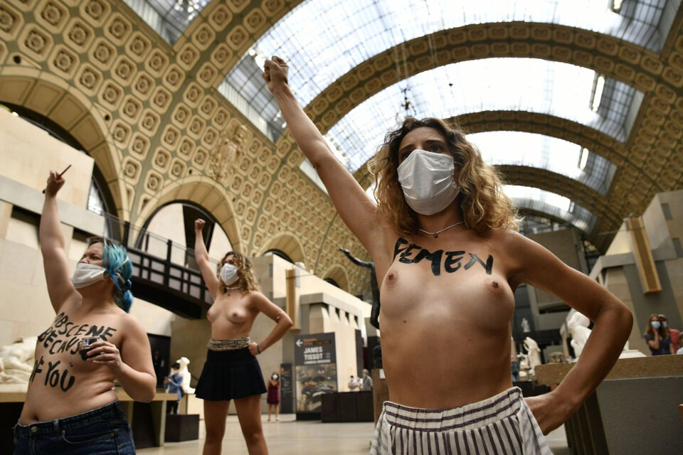 La grupación feminista francesa Femen organizó una protesta dentro del Museo de Orsay bajo la consigna “La obscenidad está en tus ojos”. (Fuente: DPA)