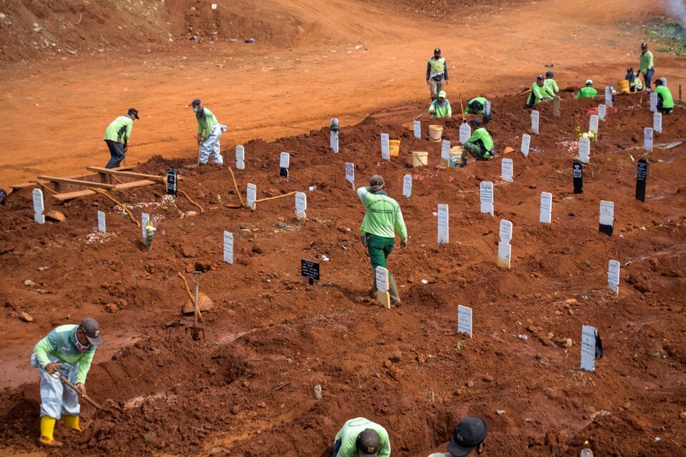 Casi no hay enterradores disponibles en el país por la afluencia de cuerpos que llegan a los cementerios.  (Fuente: AFP)