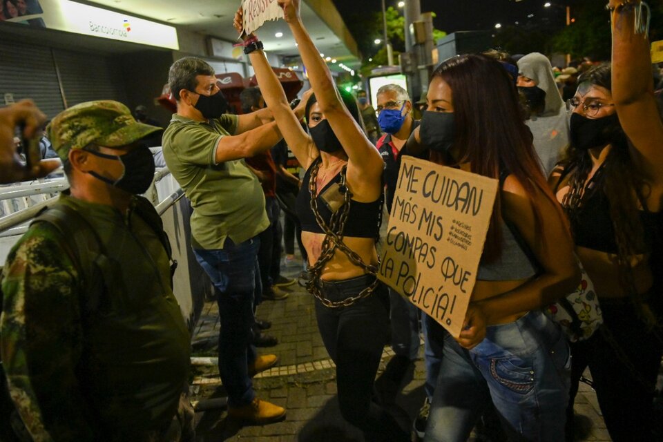 Protesta contra la brutalidad policial en las calles de Medellín. (Fuente: AFP)