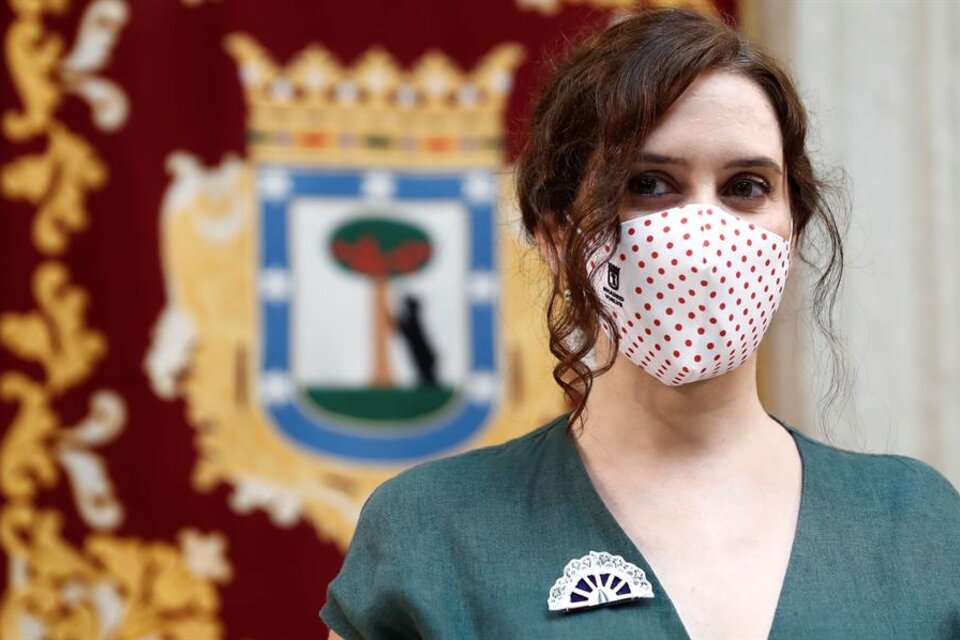 Isabel Díaz Ayuso, del Partido Popular, acusó a los inmigrantes de ser responsables del aumento de los contagios de coronavirus. (Fuente: EFE)