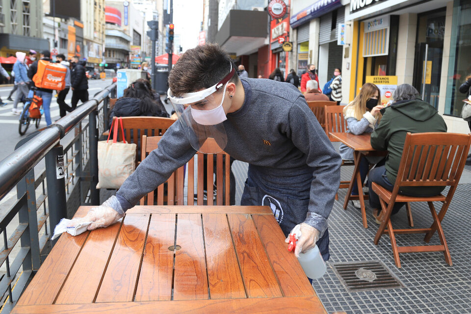 En el primer fin de semana con mesas al aire libre, los locales gastronómicos estuvieron repletos. (Fuente: NA)