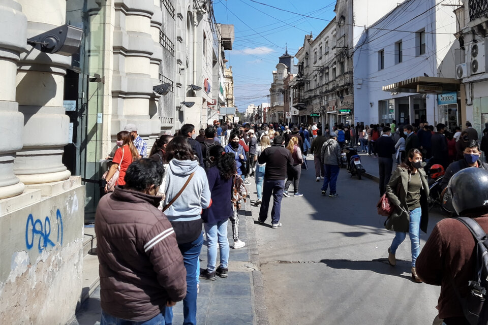 Calle España al 600, epicentro de las aglomeraciones