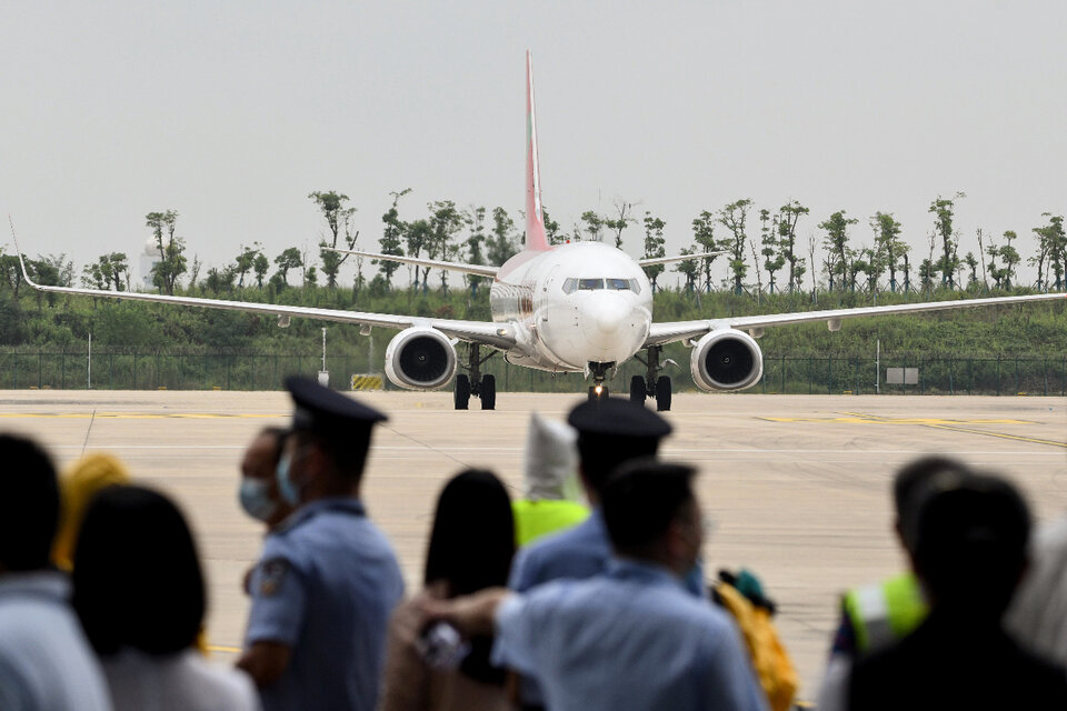 Momento en el que el avión de Corea del Sur arribó al aeropuerto de Wuhan.  (Fuente: AFP)