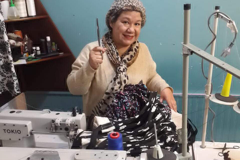 Gladys Estigarribia vive en Carapachay y ganó un kit con tres máquinas de coser para hacer sus zapatos.