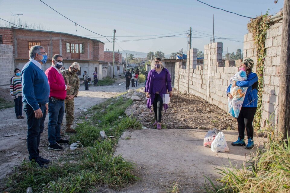 El gobernador Morales recorrió ayer la capital jujeña mientras los casos siguen creciendo.