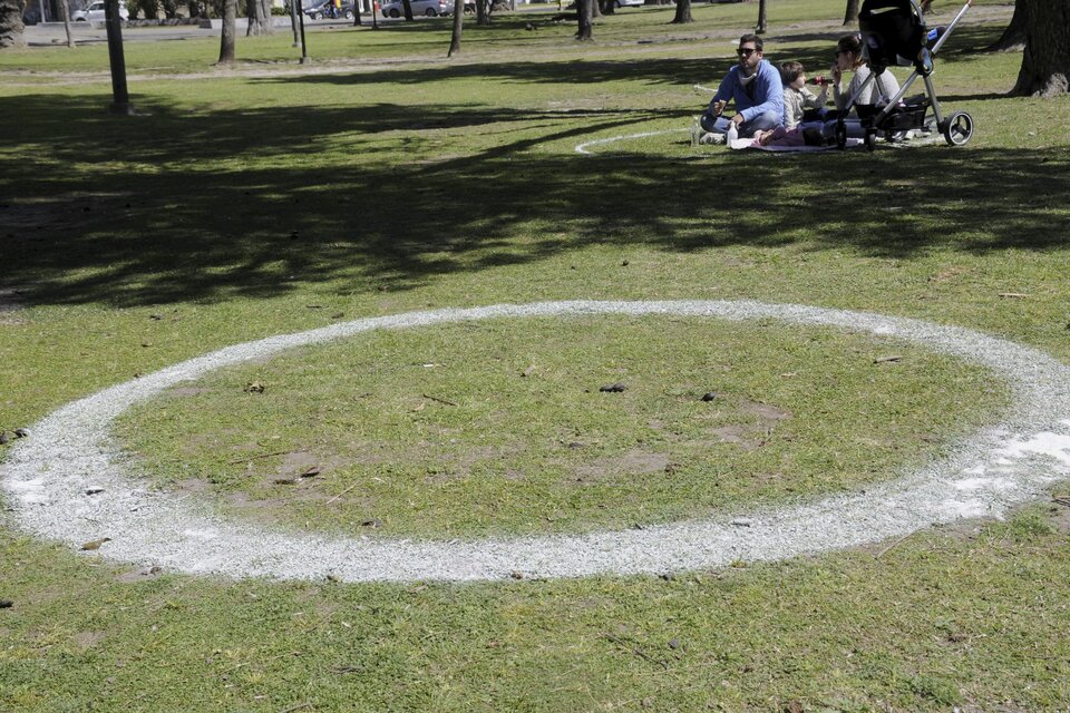 En La Plata, demarcaron círculos en plazas y parques. (Fuente: Télam)