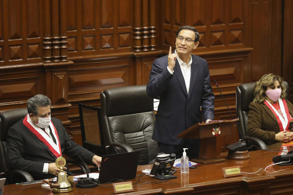 Vizcarra se defiende en el Congreso peruano durante su juicio político. (Fuente: EFE)