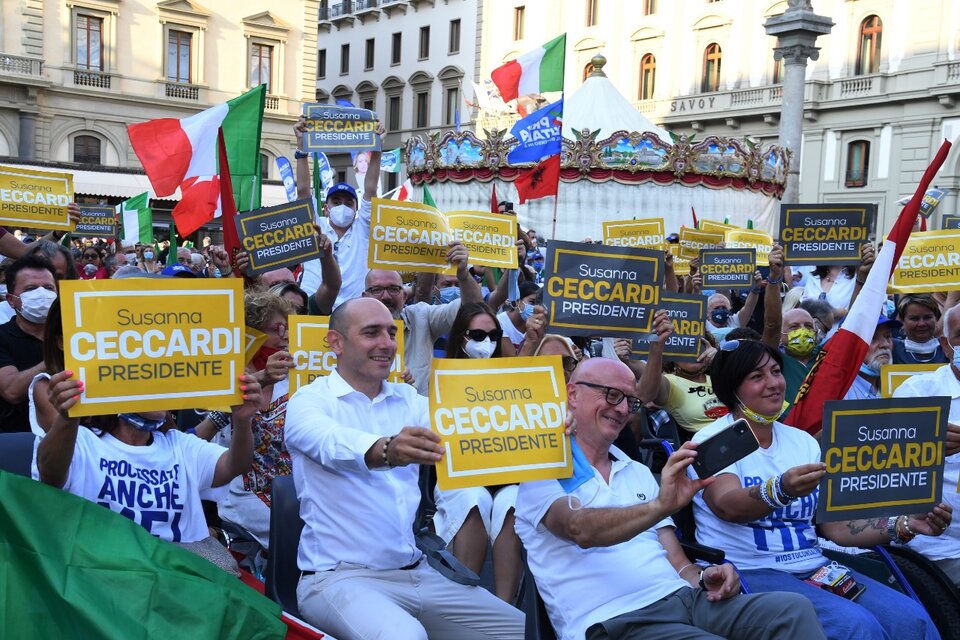 Simpatizantes de la coalición de centroderecha hacen campaña en Florencia.