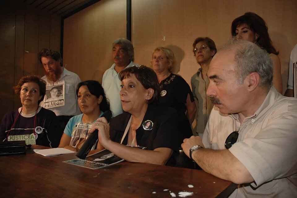 Raquel y Jorge Witis reclaman fuerzas de seguridad acordes con la democracia. (Fuente: Télam)